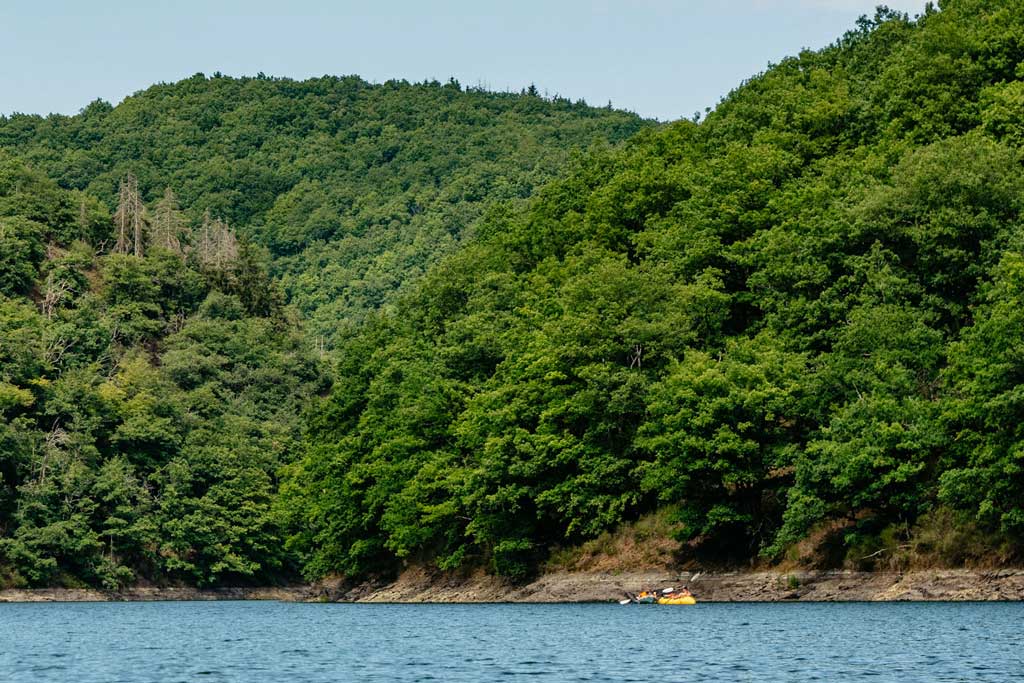 Packraft Trail Luxemburg - Packrafter auf dem Obersauer Stausee