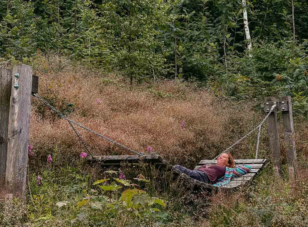 Couchflucht liegt in H&auml;ngematte auf dem Rothaarsteig im Sauerland