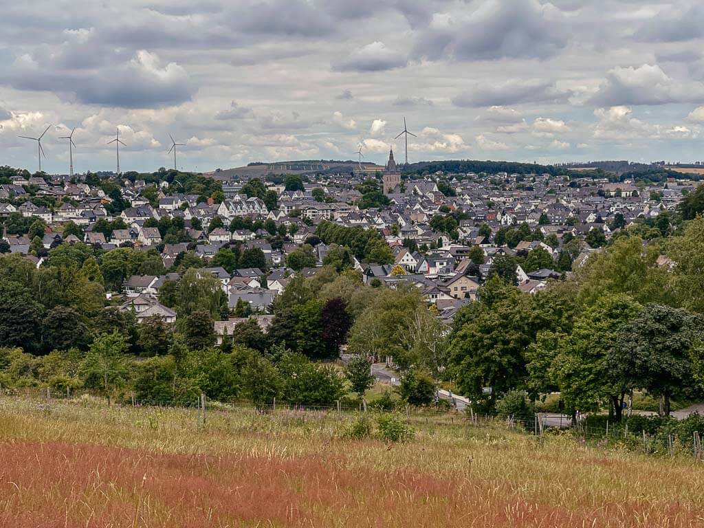 Ausblick auf Brilon beim Wandern auf dem Rotharsteig