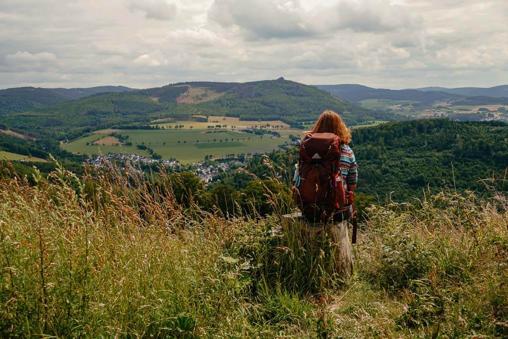 Couchflucht genie&szlig;t Aussicht uf die Bruchhauser Steine bei Olsberg vom Briloner Kammweg