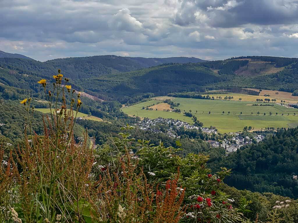 Sauerland Wanderd&ouml;rfer - Ausblick auf die H&ouml;henz&uuml;ge des Sauerlands vom Briloner Kammweg