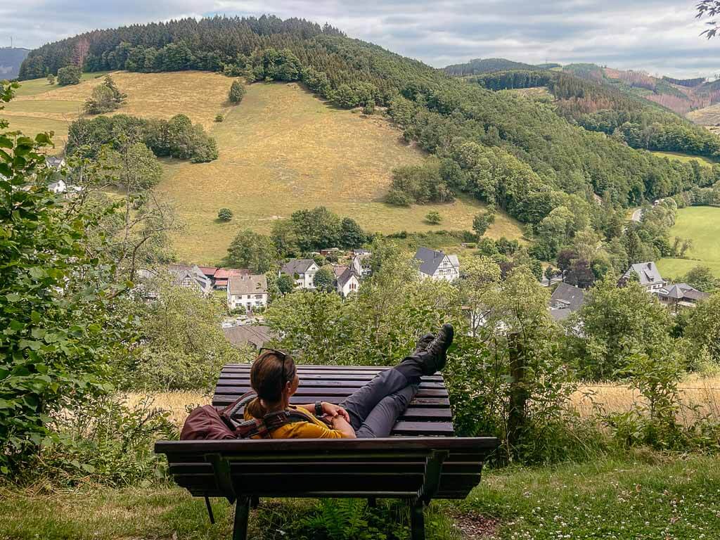Sauerland Wanderd&ouml;rfer - Couchflucht auf Holzliege auf dem Veischeder Sonnenpfad