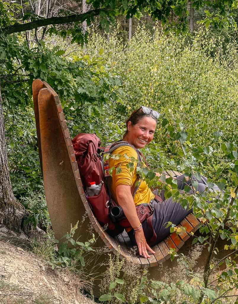 Couchflucht relaxt auf Holzliege auf dem Veischeder Sonnenpfad.