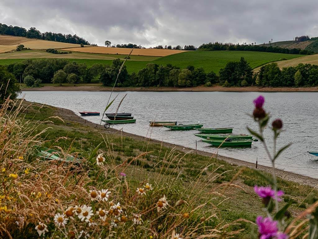Diemelsee- Landschaft und Boote bei Heringhausen