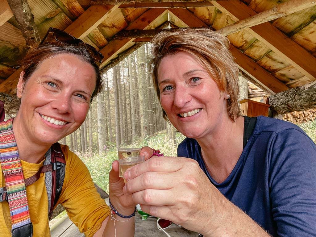 Couchflucht trinkt Schnaps an der Getr&auml;nkestation auf dem Veischeder Sonnenpfad.
