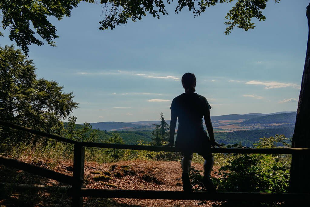 Couchflucht Sabrina Bechtold genie&szlig;t Ausblick Lug ins Land in der Solling Vogler Region