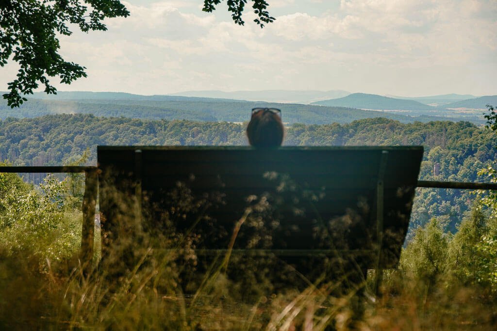 Ruhebank am Aussichtspunkt Sonreyh&ouml;he in der Solling-Vogler-Region