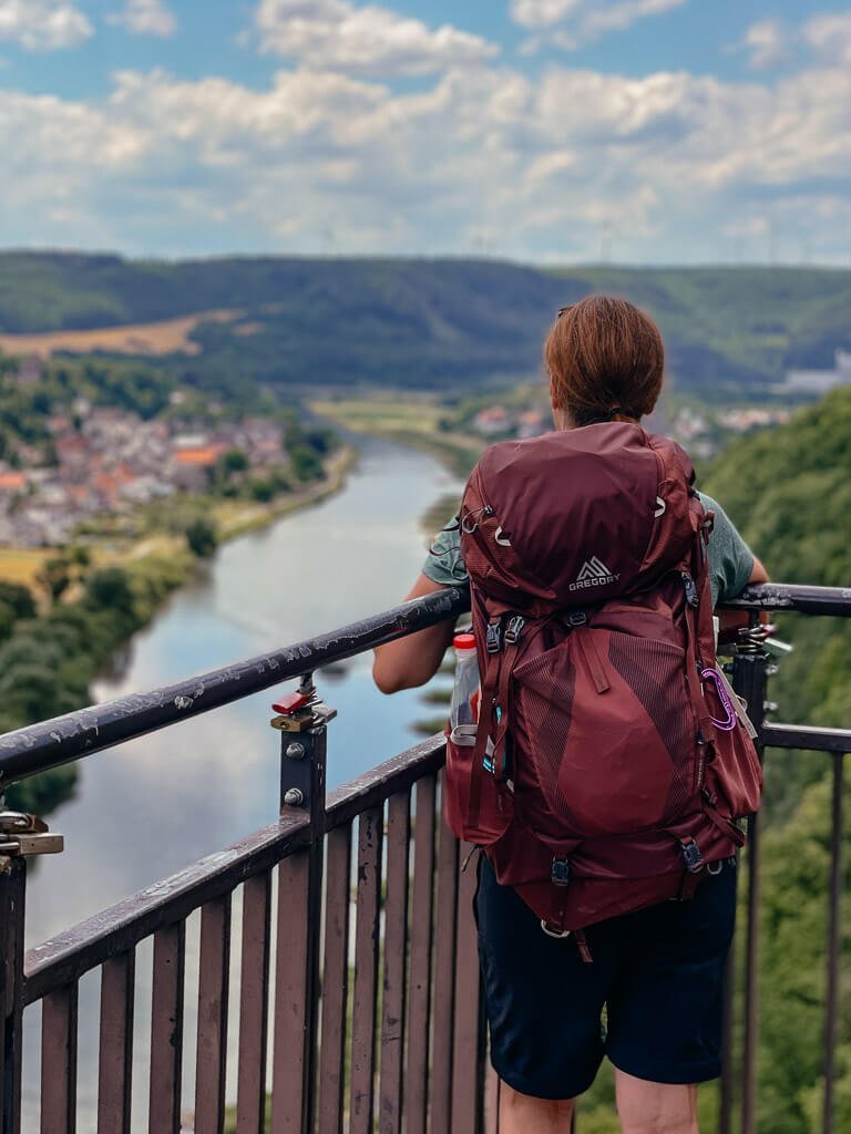 Qualit&auml;tsregion - Couchflucht Sabrina Bechtold genie&szlig;t den Ausblick vom Weser Skywalk