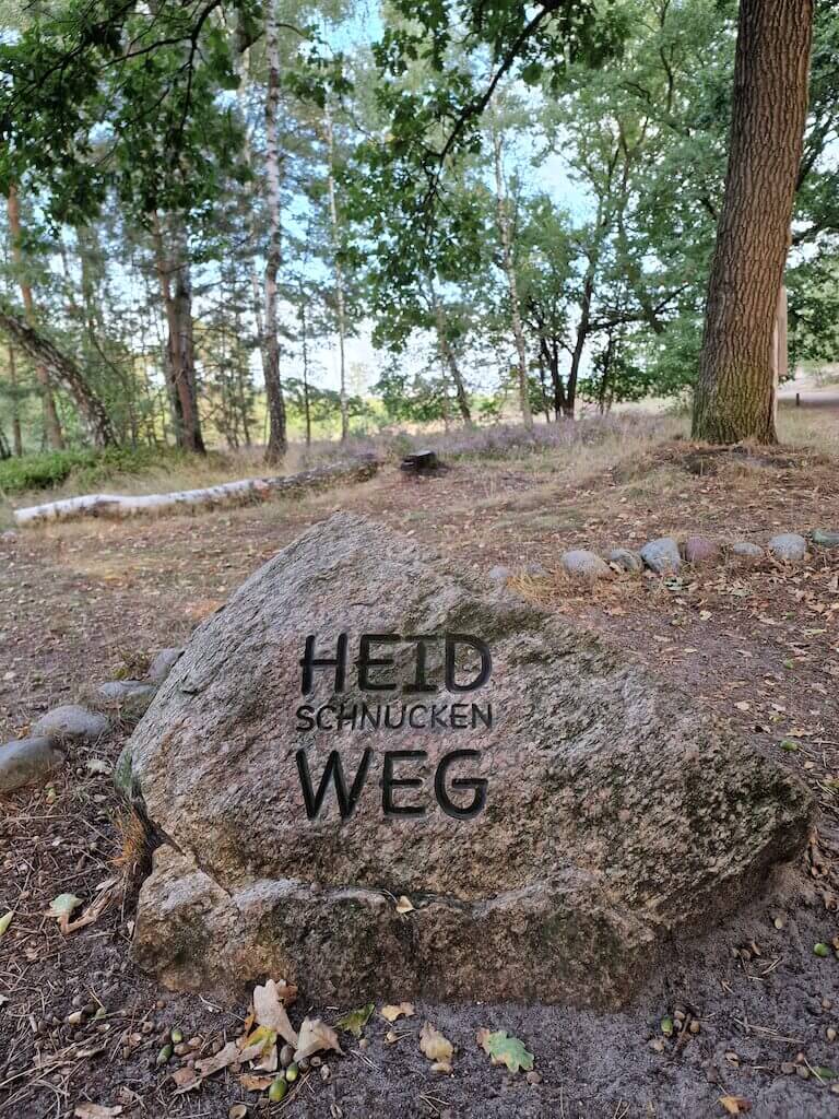Stein als Startpunkt des Heidschnuckenwegs in der Fischbeker Heide