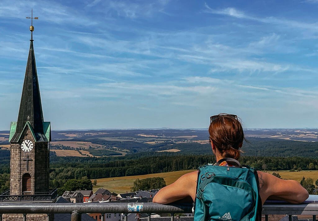 Sch&ouml;neck im Vogtland - Couchflucht genie&szlig;t Ausblick vom Aussichtsfelsen Alter S&ouml;ll