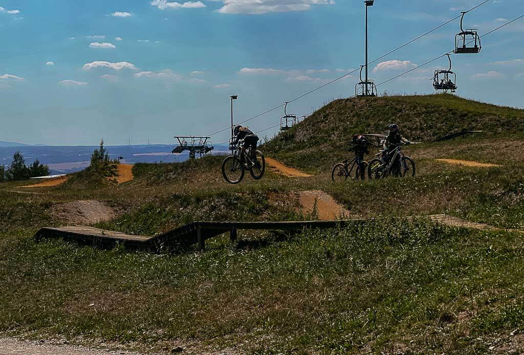 Mountainbiker auf dem &Uuml;bungsparcours im Bikepark Sch&ouml;neck