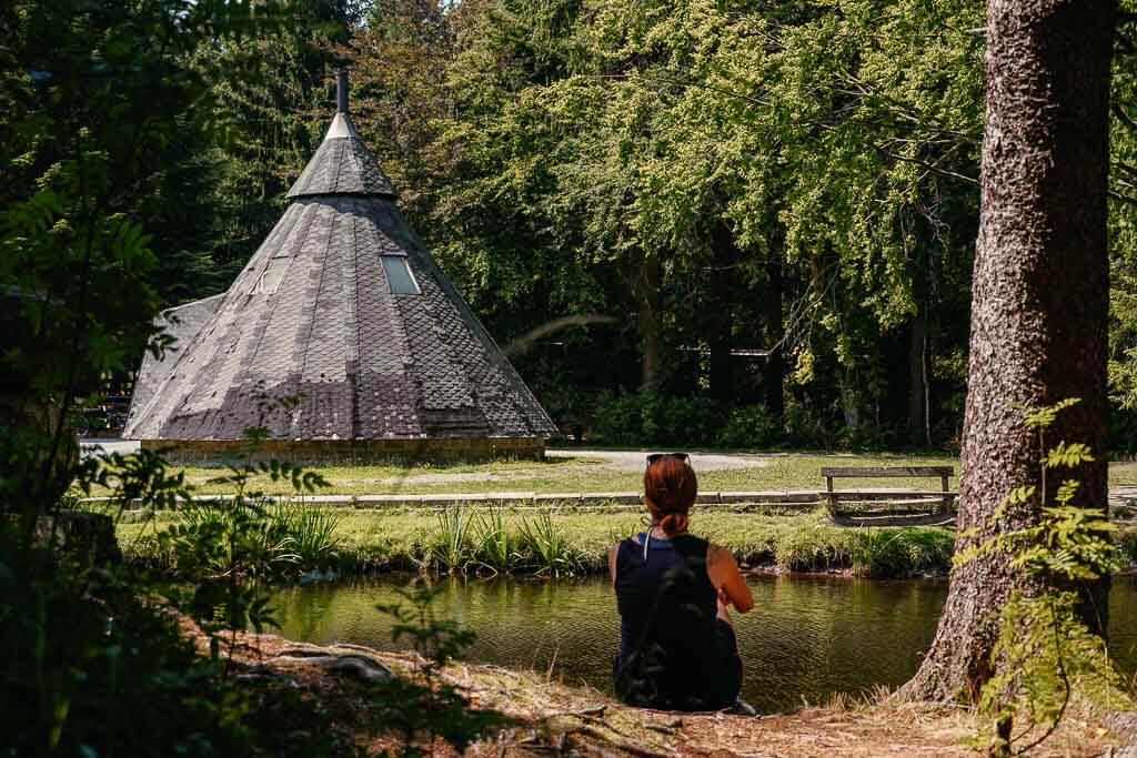 Sch&ouml;neck im Vogtland - Meilerh&uuml;tte und Wanderer