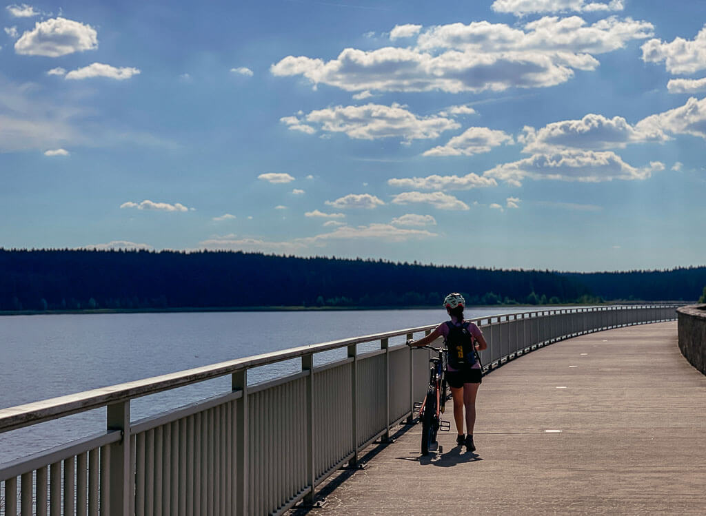 Mountainbiker an der Talsperre Muldenberg bei Sch&ouml;neck im Vogtland