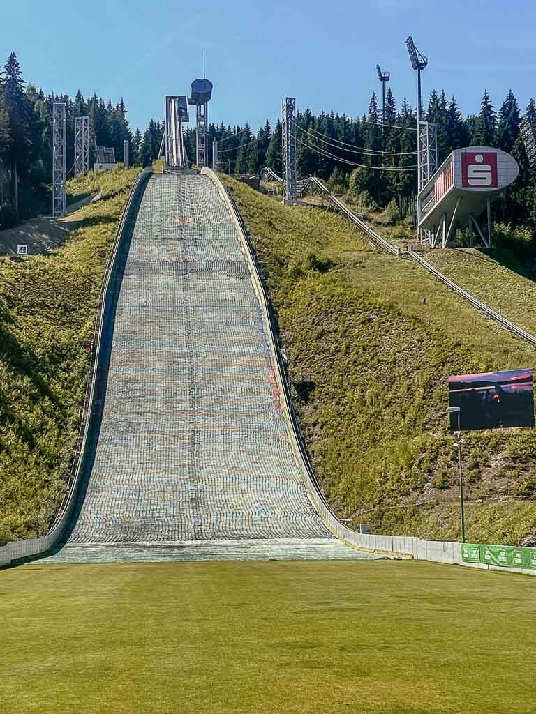 Sprungschanze der Vogtland-Arena Klingenthal von der Auslauffl&auml;che