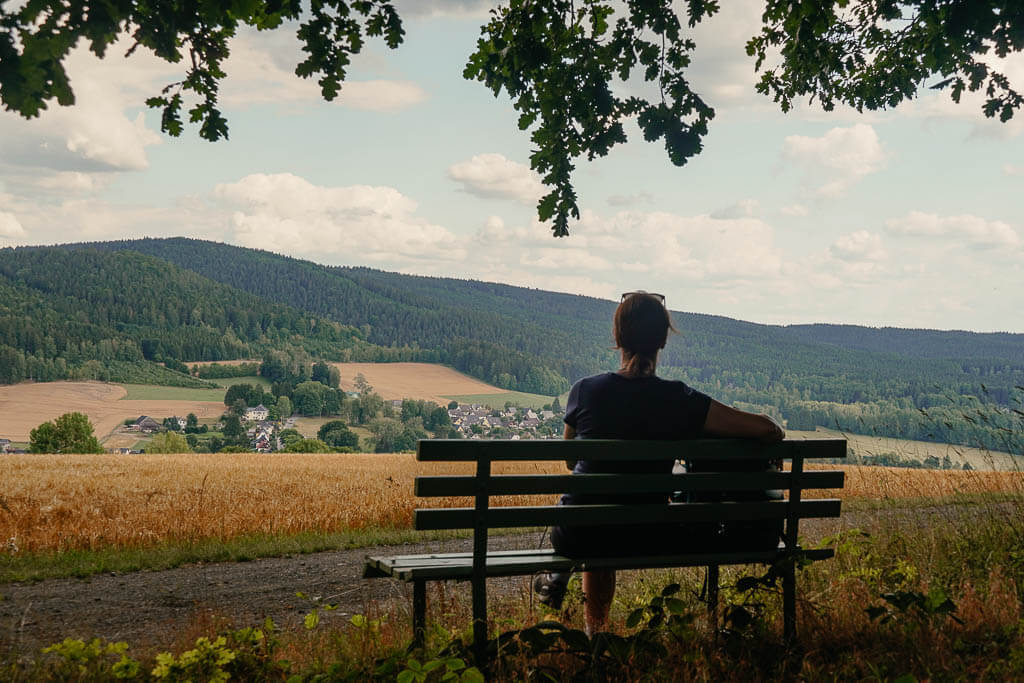 Couchflucht macht Pause auf einer Bank auf dem Erlbacher Bergweg im Vogtland