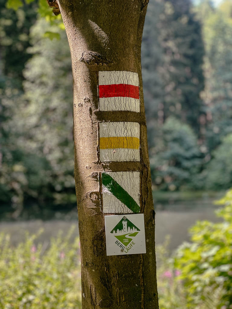 Markierung des Erlbacher Bergwegs im Vogtland