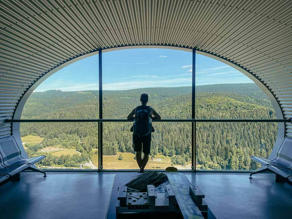Ausblick von der Aussichtskapsel des Schanzenturms an der Vogtland-Arena in Klingenthal