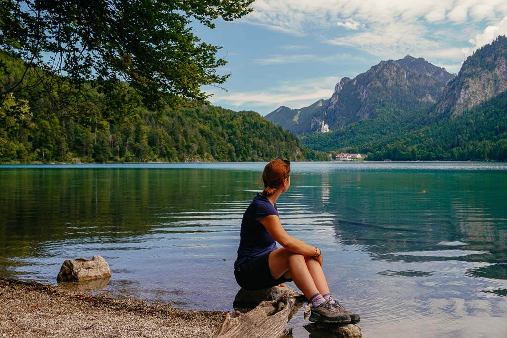 Lechweg - Couchflucht sitzt am Alpsee in Schwangau