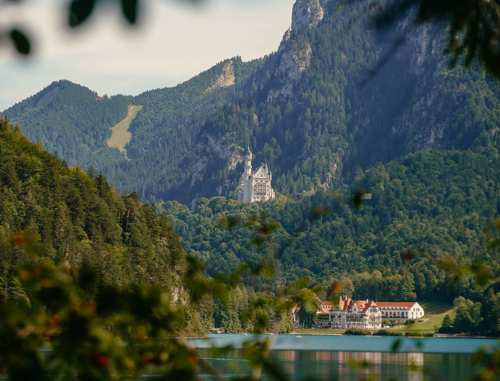 Blick auf Schloss Neuschwanstein vom Alpsee im Allg&auml;u