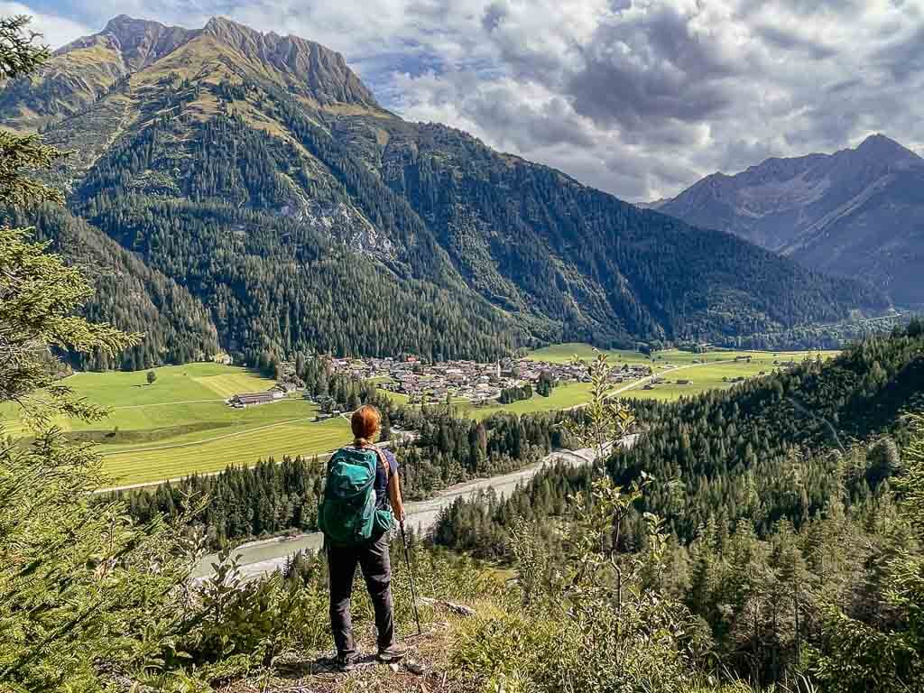 Lechweg -Aussicht auf dem H&ouml;henweg kurz vor dem Etappenziel in Elmen