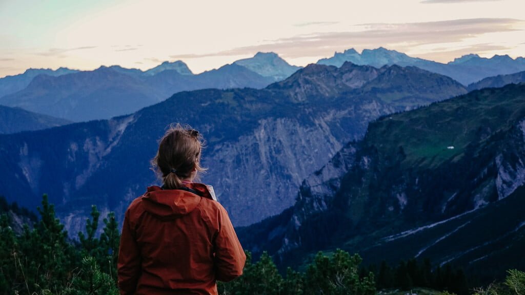 Sonnenuntergang mit Bergpanorama an der Freiburger H&uuml;tte mit Couchflucht