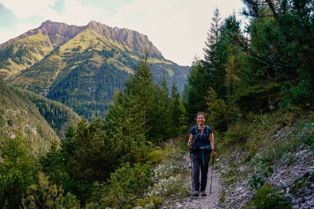 Lechweg - Couchflucht Sabrina Bechtold wandert auf einem schmalen Pfad mit Bergpanorama.