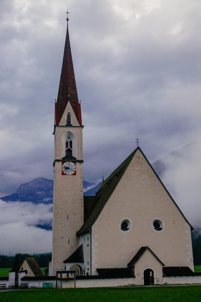 Kirche bei Elbigenalp beim Wandern auf dem Lechweg
