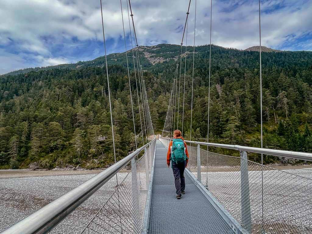 Couchflucht Sabrina Bechtold auf der Forchacher H&auml;ngebr&uuml;cke am Lechweg