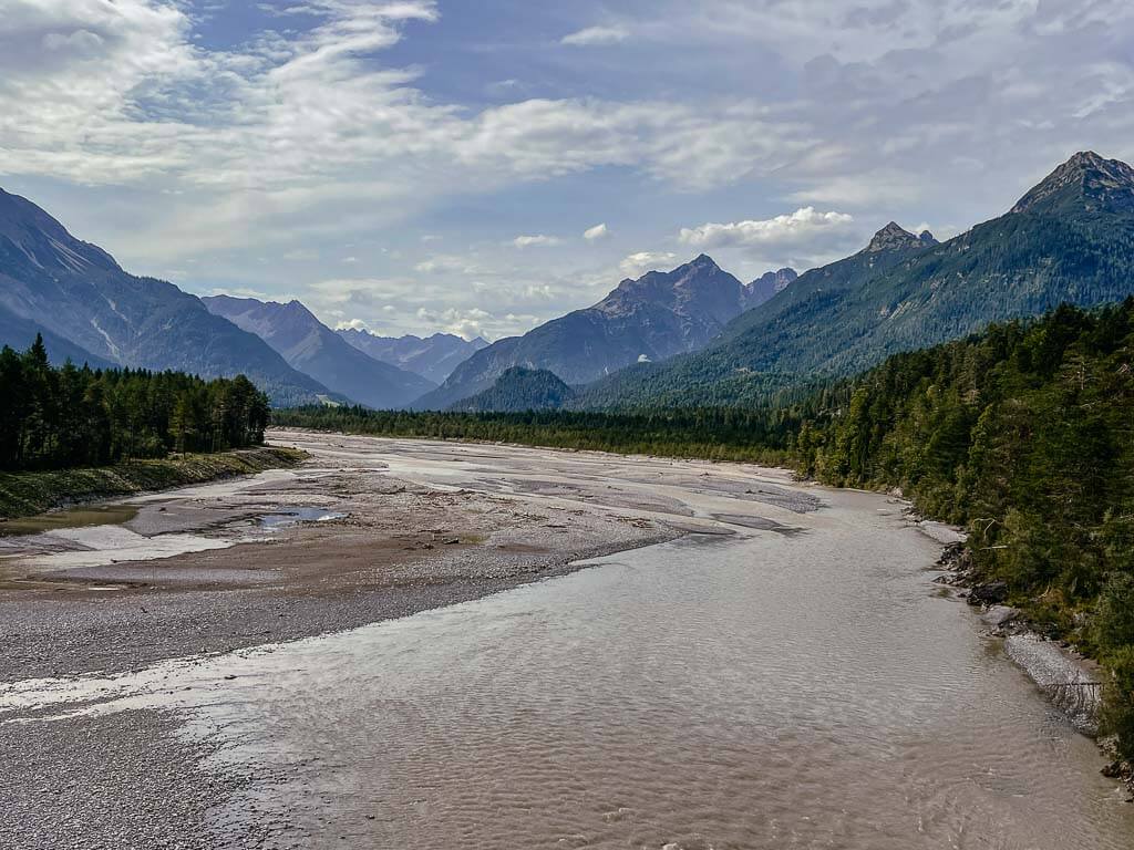 Lech und Flusslandschaft auf dem Lechweg bei Forchach