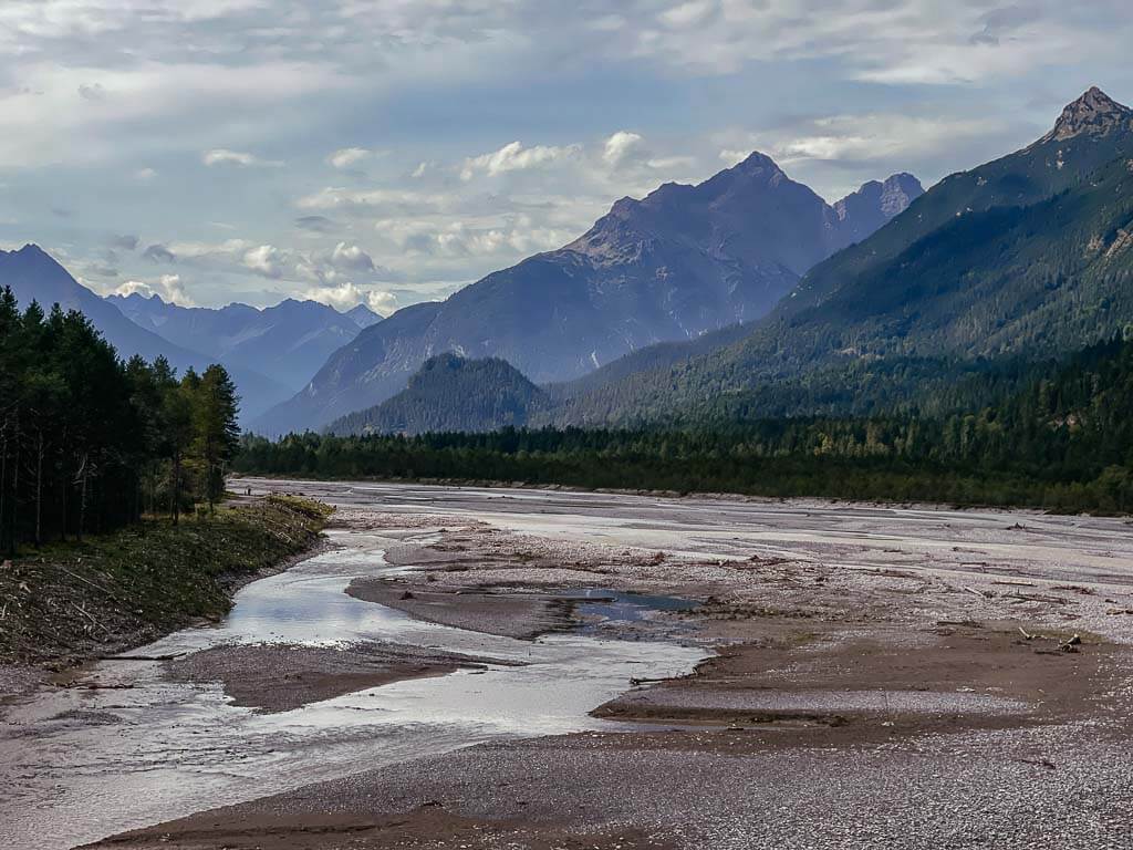 Lech-Wildflusslandschaft an der Forchacher H&auml;ngebr&uuml;cke auf dem Lechweg
