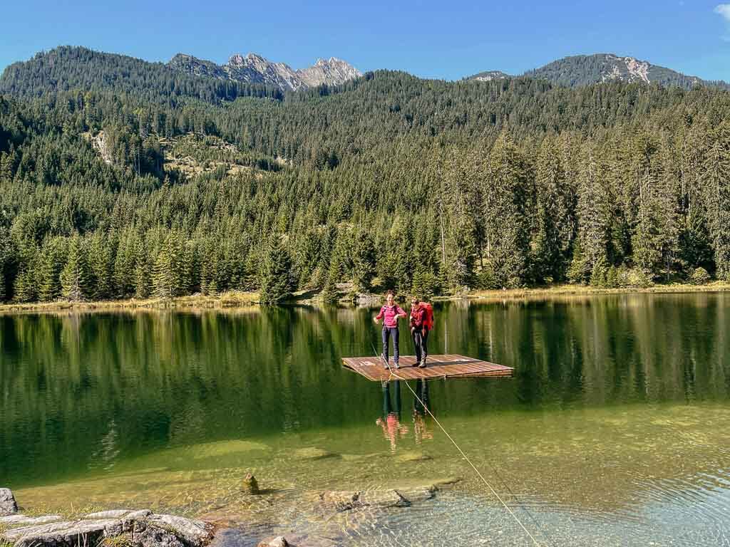 Flo&szlig; auf dem Frauensee beim Wandern auf dem Lechweg