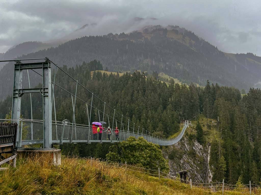 Holzgauer H&auml;ngebr&uuml;cke beim Wandern auf dem Lechweg