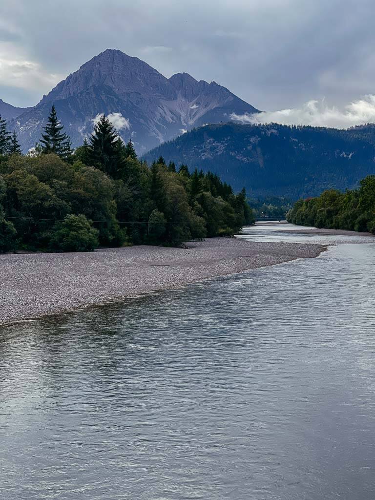 Lech Wildflusslandschaft beim Wandern auf dem Lechweg