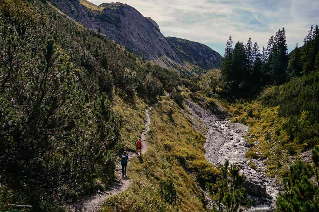 Lechweg - Wandern auf einem schmalen Pfad am Formarinbach zum Formarinsee
