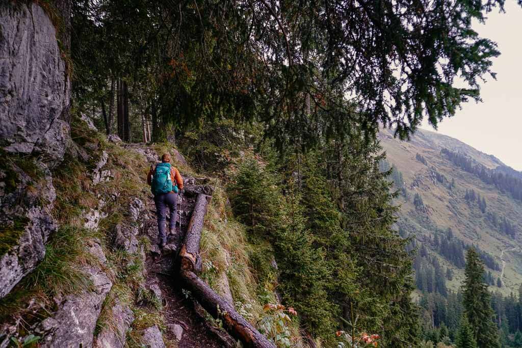 Lechweg - Couchflucht wandert auf einem abenteuerlichen Pfad von Warth nach Lech am Arlberg.