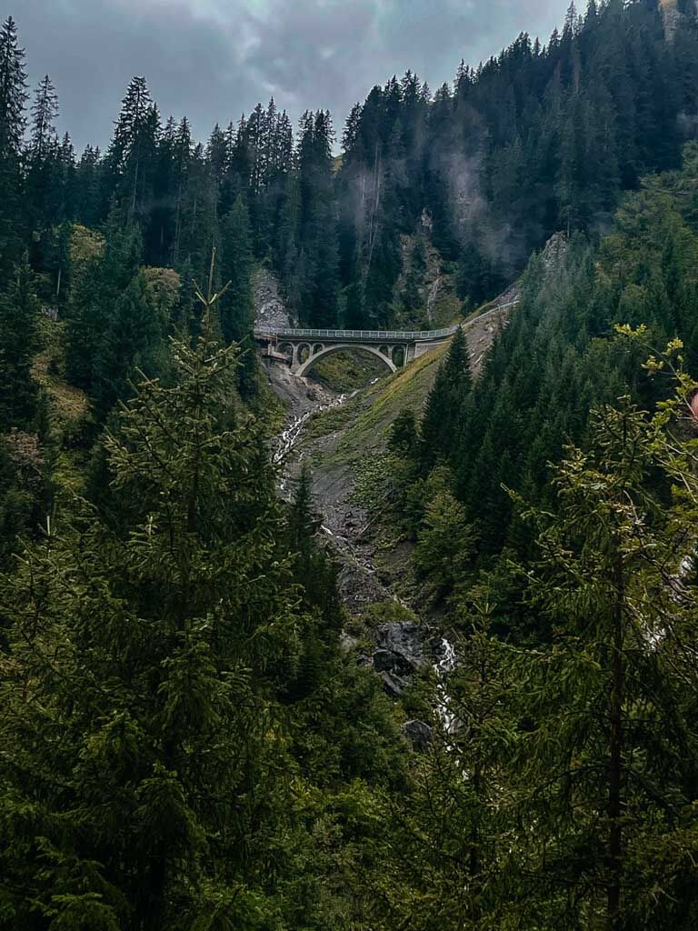 Viadukt und Wasserfall auf dem Lechweg von Warth nach Lech am Arlberg