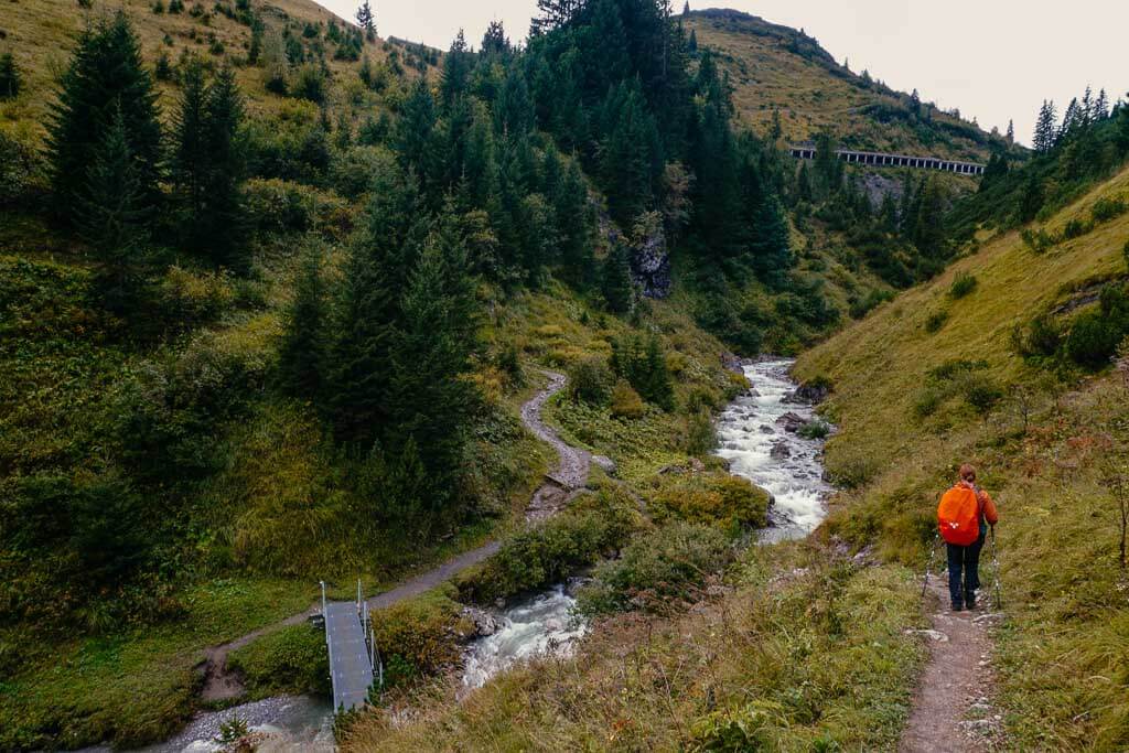 Lechweg - Couchflucht wandert auf Wiesenpfad bei Warth