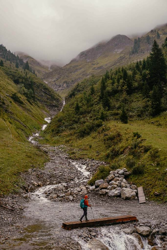 Lechweg - Couchflucht an einem Gebirgs-Wasserfall auf dem Weg zwischen Warth und Lech am Arlberg