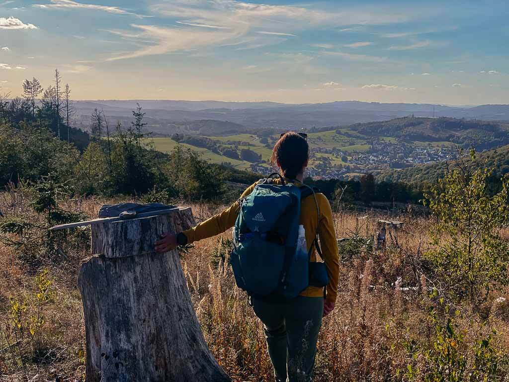 Couchflucht genie&szlig;t Ausblick an der Haincher H&ouml;he beim Wandern auf dem Rothaarsteig