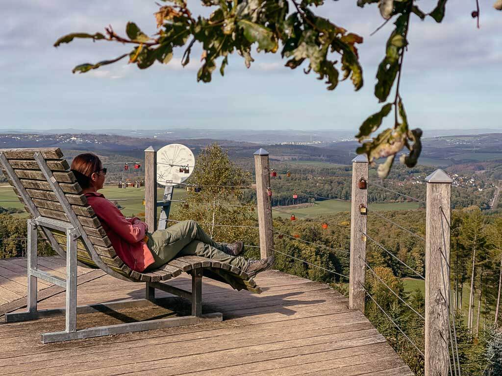 Rothaarsteig - Couchflucht relaxt auf Waldsofa an der Aussichtsplattform 