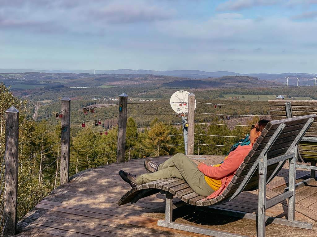 Rothaarsteig - Couchflucht genie&szlig;t Aussicht von der Tiefenrother H&ouml;he