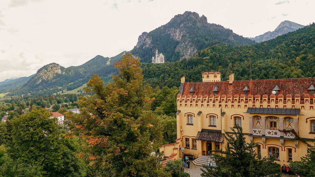 Ausblick von der Terrasse des Schloss Hohenschwangau auf Schloss Neuschwanstein