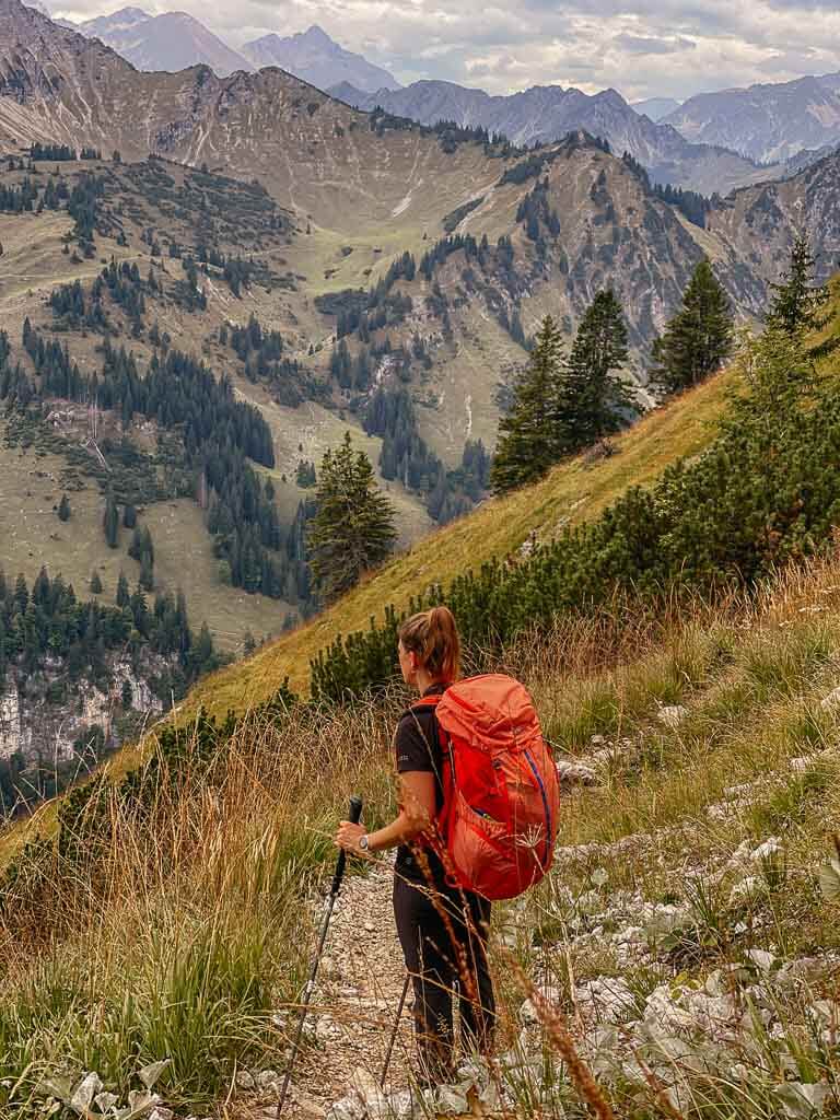 Wandertrilogie Allg&auml;u Wanderer auf dem Gleitweg bei Oberstdorf vor Bergpanorama