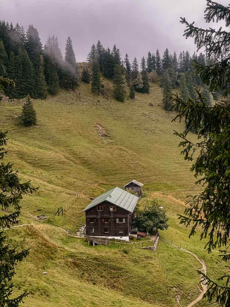 Wandertrilogie Allg&auml;u - Blick auf das Gr&uuml;ntenhaus vom Wanderweg auf den Gr&uuml;nten