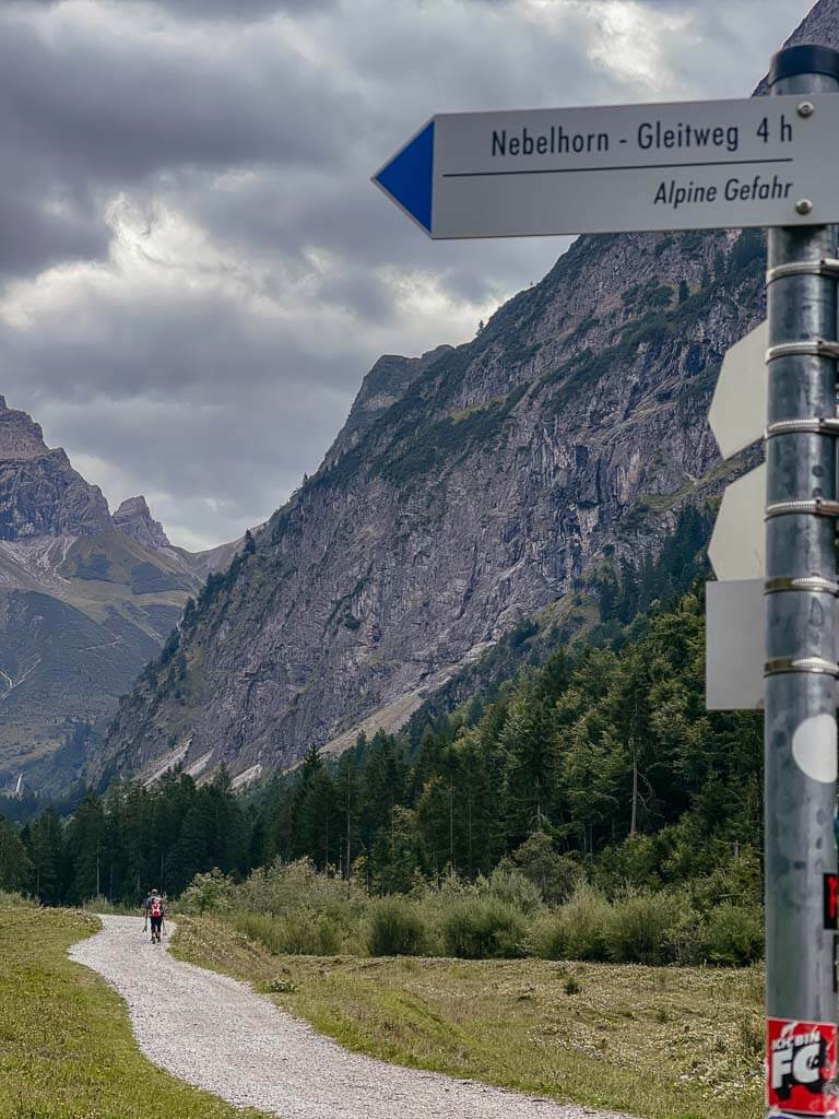 Schild zum Wanderweg Gleitweg von Oberstdorf zum Nebelhorn im Allg&auml;u
