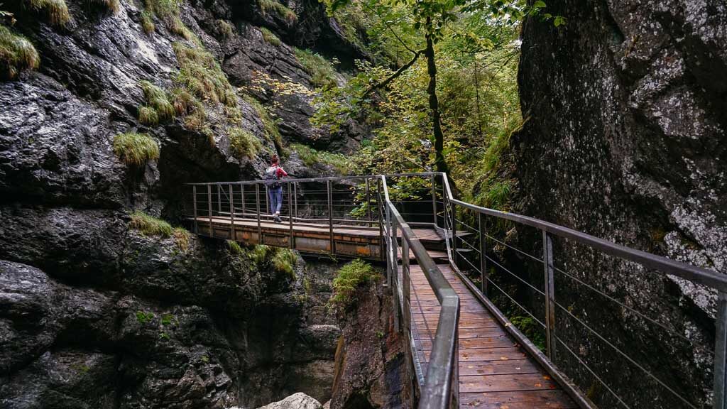 Holzsteg-Br&uuml;cke in der Starzlacklamm beim Wandern auf der Wandertrilogie Allg&auml;u