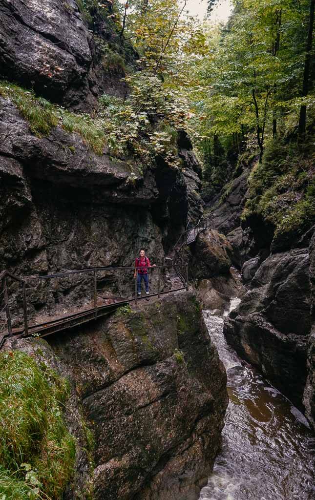Abenteuerlicher Felsenweg in der Starzlachklamm beim Wandern auf der Wandertrilogie Allg&auml;u