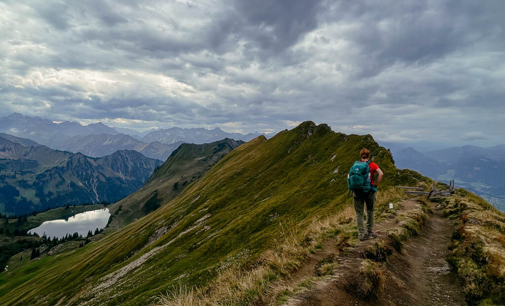 Couchflucht Sabrina Bechtold wandert am Zeigersattel auf der Wandertrilogie Allg&auml;u