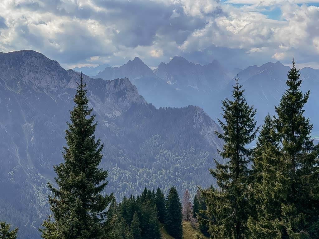 Bergpanorama des Ammergebirges vom Tegelberg im Allg&auml;u