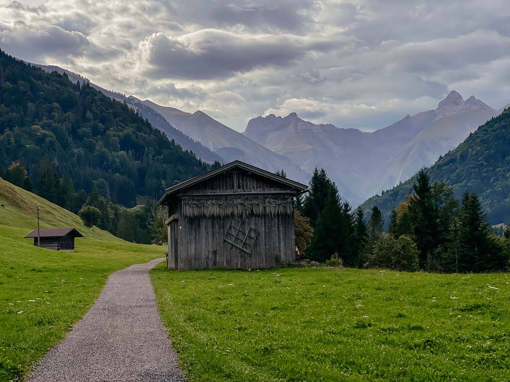 Idyllischer Wanderweg in Oberstdorf auf der Wandertrilogie Allg&auml;u